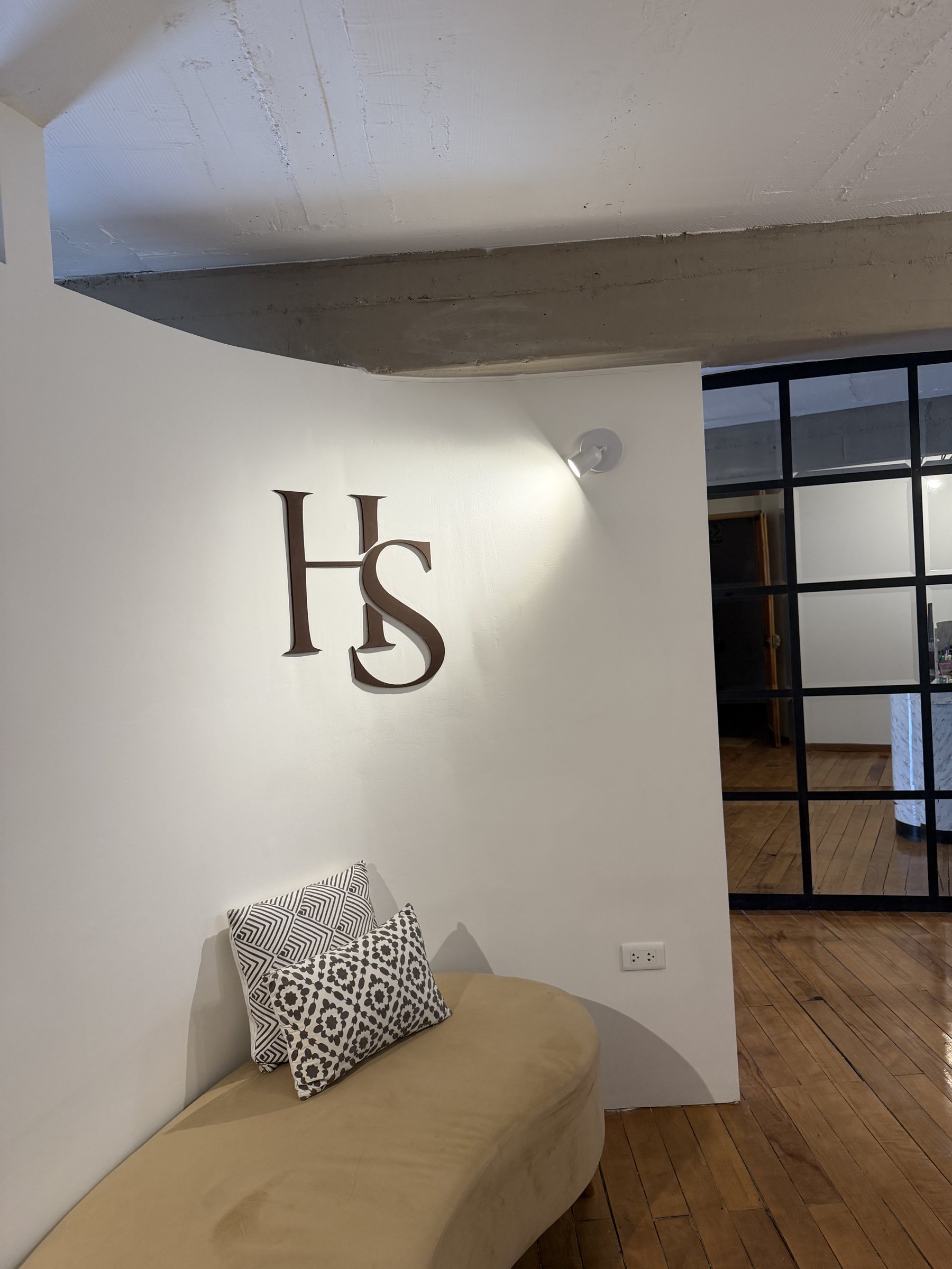 Monograma HS en la recepción de HerStudio